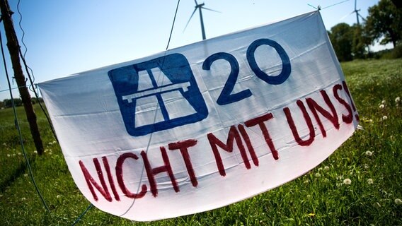 Auf einem Plakat steht die Aufschrift "A 20 - nicht mit uns". © dpa-Bildfunk Foto: Sina Schuldt