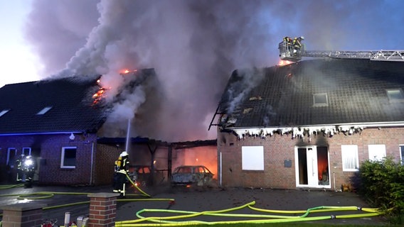 Eine Doppelhaus steht in Westerstede in Flammen. © NonstopNews 