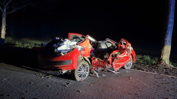 ein zerstörtes Auto nach einem Unfall © Polizeiinspektion Oldenburg-Stadt / Ammerland 