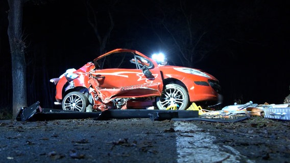 Ein Pkw steht nach einem Unfall an einer Straße in Westerstede. © NonstopNews 