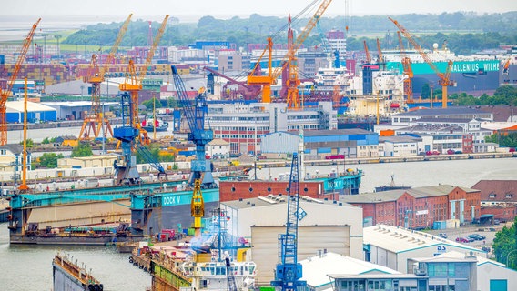 Die Werften im Kaiserhafen und die Flächen der Auto-Terminals von Bremerhaven. © Picture Alliance / DPA Foto: Sina Schuldt