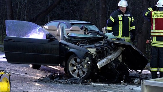 Feuerwehrleute an einem Auto nach einem tödlichen Unfall in Westoverledingen. © NonstopNews 