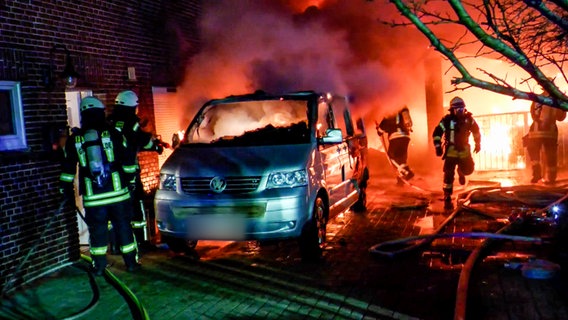 Feuerwehrleute löschen einen Brand in einer Garage in Westoverledingen © TeleNewsNetwork 