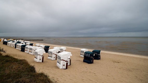 Strandkörbe stehen am Hooksieler Strand. © NDR Foto: Detlef Jürges