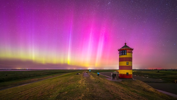 Nordlichter über dem Leuchtturm Pilsum. © NDR Foto: Thomas Heyen