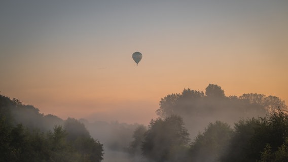 Ballonfahrt über dem Osternburger Kanal in Tungeln. © NDR Foto: Wencke Iburg