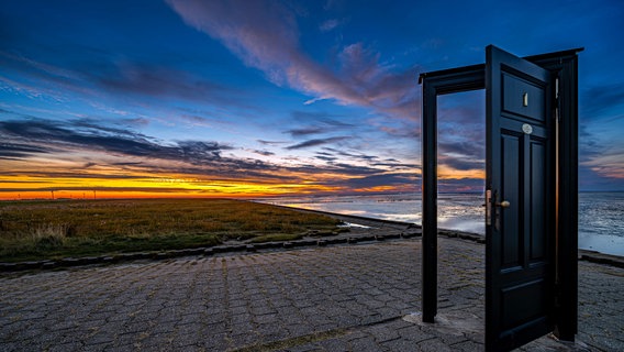 Eine Tür an der Nordsee in Harlesiel. © NDR Foto: Norbert Hadwiger