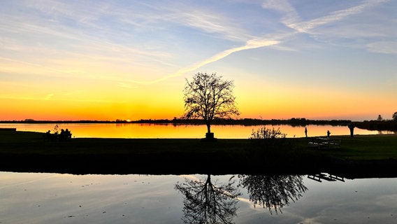 Sonnenuntergang am Großen Meer in Südbrookmerland. © NDR Foto: Alfred Janssen