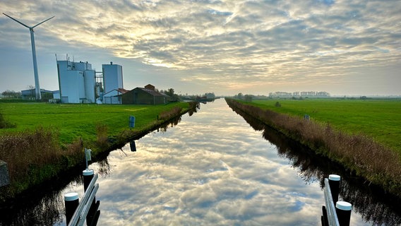 Die Aufnahme stammt vom gestrigen Spätnachmittag und zeigt den Blick von der Brücke des Ems-Jade-Kanals am Bangsteder Verlaat in Richtung Emden. © NDR Foto: Fokke Engels