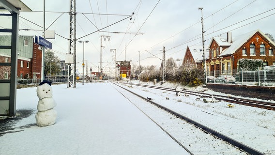 Ein Schneemann steht auf dem Bahnhof in Leer. © NDR Foto: Andreas Plenz