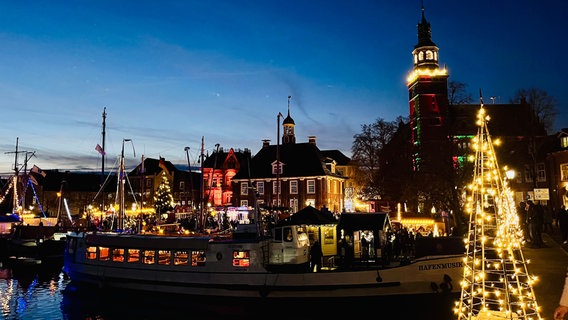 Der Museumshafen in Leer mit weihnachtlicher Beleuchtung. © NDR 