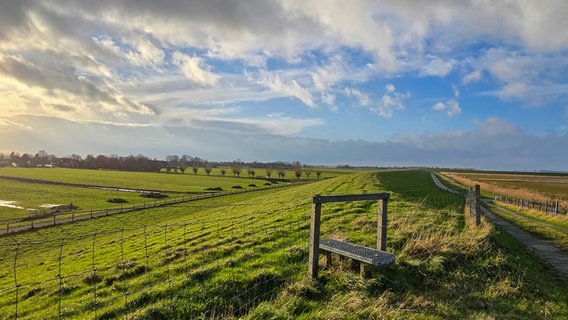 Blauer Himmel mit Wolken auf dem Emdeich im Rheiderland/Ostfriesland © NDR Foto: Imke Bültjer