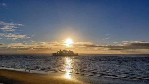 Ein Schiff auf der Nordsee vor Norderney. © NDR Foto: Rolf Siekmann