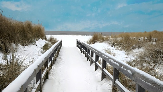 Schnee am Strand bei Norden. © NDR Foto: Helmut Fassbender