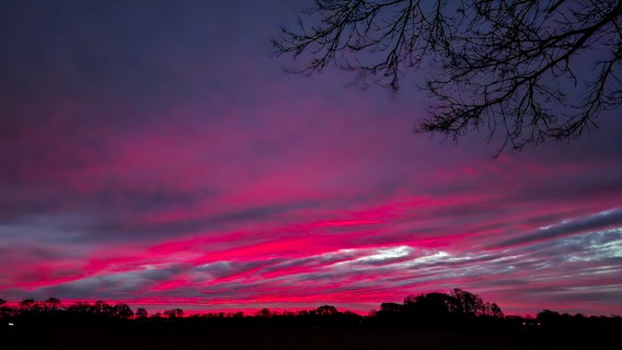 Der Himmel leuchtet rot beim Sonnenaufgang in Vechta. © NDR Foto: Sandra Bittner-Hellbernd