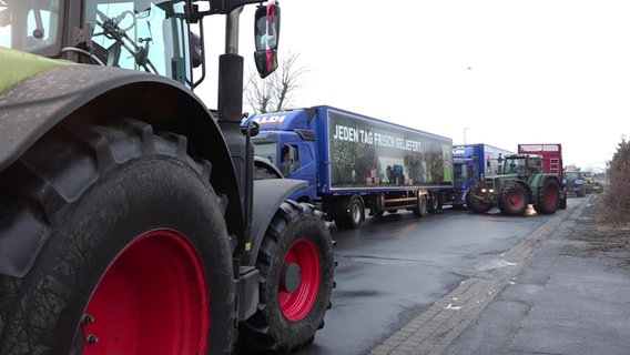 Traktoren blockieren Laster einer Discounterkette in Dreye. © Nord-West-Media TV 