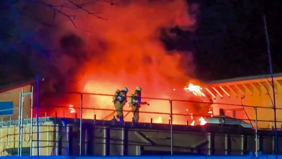 Feuerwehrleute löschen einen Brand in einem Kindergarten in Weyhe © Nord-West-Media TV 