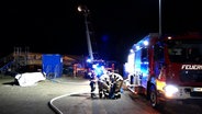 Feuerwehrleute löschen einen Brand in einem Kindergarten in Weyhe © Nord-West-Media TV 