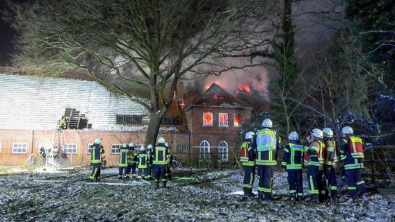 Feuerwehrleute löschen ein brennendes Haus in Weyhe. © NonstopNews 