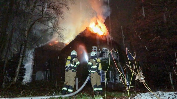 Feuerwehrleute löschen ein brennendes Haus in Weyhe. © NonstopNews 