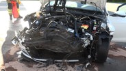 EIn Auto ist nach einem Unfall stark zerstört. © Nord-West-Media TV 
