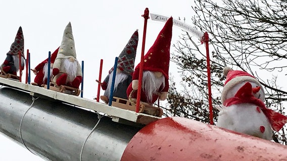 Wichtel-Figuren sitzen auf einem Rohr. © NDR Foto: Jutta Przygoda