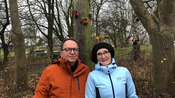 Wolfram Eichhorn und seine Frau Cornelia, genannt Conny stehen vor einem Wald. © NDR Foto: Jutta Przygoda