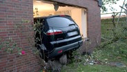 Ein Pkw steht nach einem Unfall in einer Hauswand. © NonstopNews 