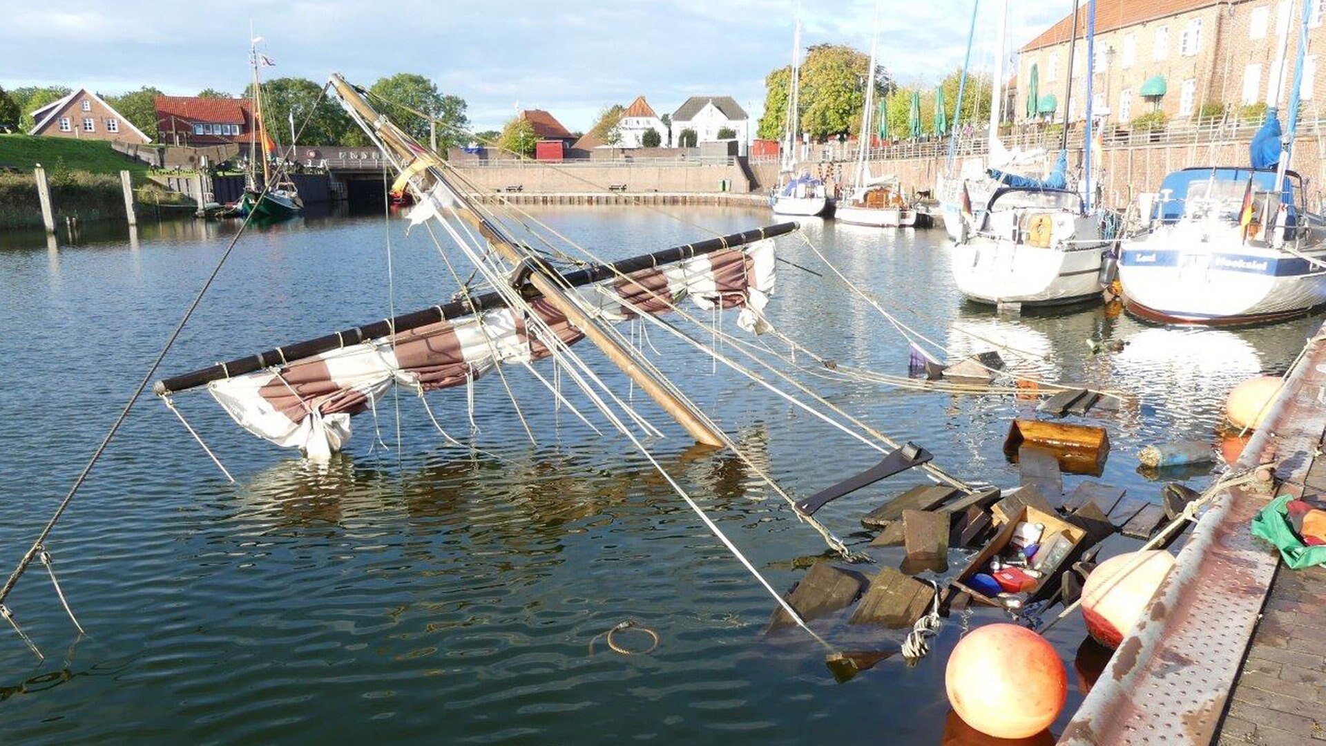 Hooksiel: Großer Nachbau von Wikingerschiff im Hafen gesunken | NDR.de -  Nachrichten - Niedersachsen - Studio Oldenburg