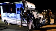 Ein Pferdetransporter ist nach einem Unfall stark beschädigt. © NonstopNews Foto: NonstopNews