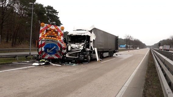 Lkw Fährt Ungebremst In Baustellenfahrzeug A1 Wieder Frei Ndrde Nachrichten 4984