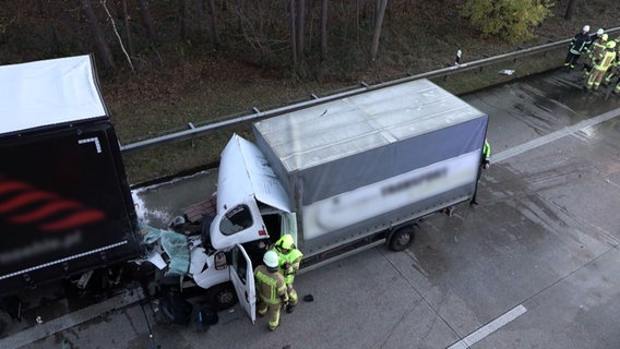 Ein Kleintransporter steht nach einem Unfall hinter einem Lkw auf der A1 bei Wildeshausen. © NonstopNews 