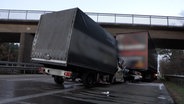 Ein Kleintransporter steht nach einem Unfall hinter einem Lkw auf der A1 bei Wildeshausen. © NonstopNews 