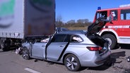 Ein zerstörtes Auto steht nach einem schweren Auffahrunfall hinter einem Lkw auf der A1. © NonstopNews 