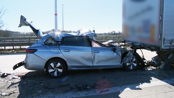 Ein zerstörtes Auto steht nach einem schweren Auffahrunfall hinter einem Lkw auf der A1. © NonstopNews 