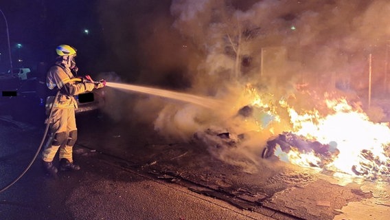 Die Feuerwehr beim Löschen eines Brandes in Wilhelmshaven. © Feuerwehr Wilhelmshaven 