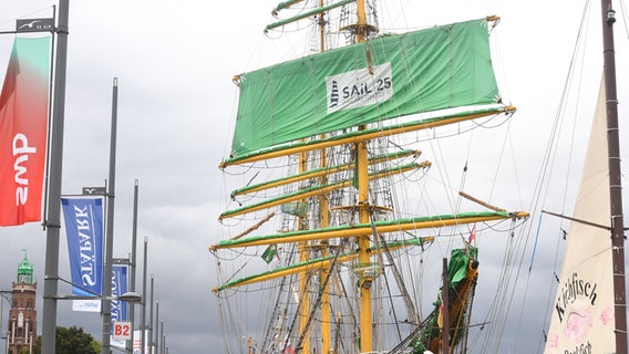 Auf einem Segel der "Alexander von Humboldt II" steht "Sail 25 Bremerhaven" © Sail Bremerhaven Foto: Wolfhard Scheer
