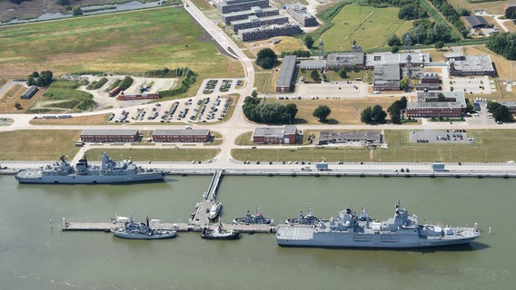 Die Luftaufnahme aus dem Juni 2018 zeigt eine Versorgungsschiff der Marine, das im Hafen des Marinestützpunkt Wilhelmshaven liegt. © picture alliance/dpa Foto: Carmen Jaspersen