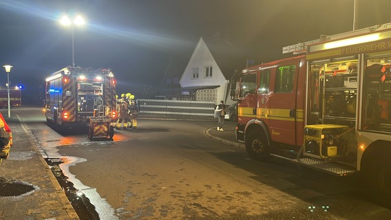 Zwei Feuerwehrautos stehen auf einer Straße. © Feuerwehr Wilhelmshaven Foto: Feuerwehr Wilhelmshaven