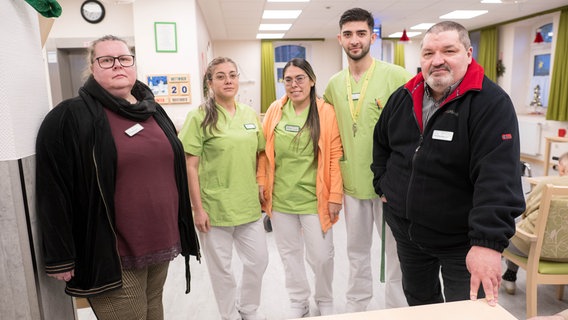 Die Heimbetreiber Andrea Wohlmacher (l) und Tino Wohlmacher (r) stehen mit drei der betroffenen Pflegekräften (2.v.l-r) Liliana Arenas, Camila Carrillo und Diego Carrillo Arenas im Haus Wilstedt. © picture alliance Foto: Sina Schuldt