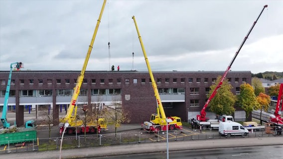 Das Dach des Kreishauses in Vechta wird nach einem Sturm repariert. © NonstopNews 