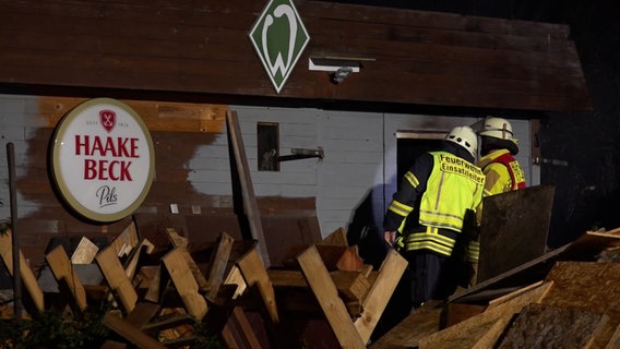 Ein Gartenschuppen ist ausgebrannt. © NonstopNews 