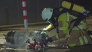 Einsatzkräfte der Feuerwehr bei einem Einsatz mit einem defekten Gastank an einer Tankstelle. © NonstopNews 