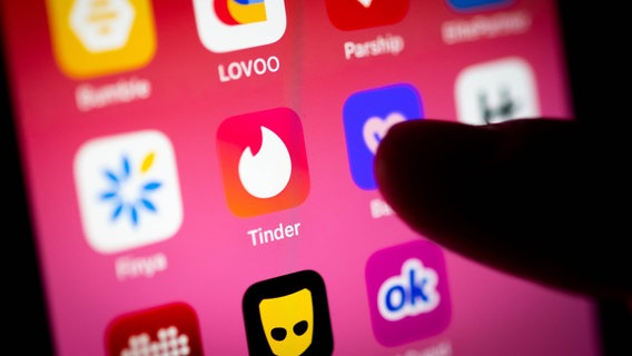 Ein Handy mit mehreren Apps zum Online-Dating © picture alliance/dpa Foto: Sina Schuldt