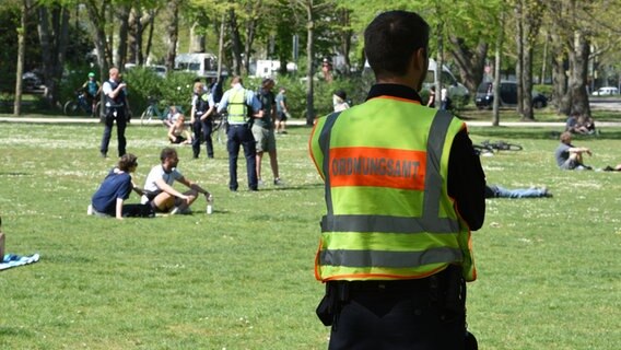 A check by the public order office in a park © picture alliance / dpa Photo: Jan Knoff