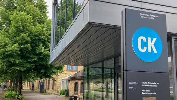 Osnabrück: Der Eingang zu einem Gebäude der Hochschule Osnabrück. © NDR Foto: Luzia Arlinghaus