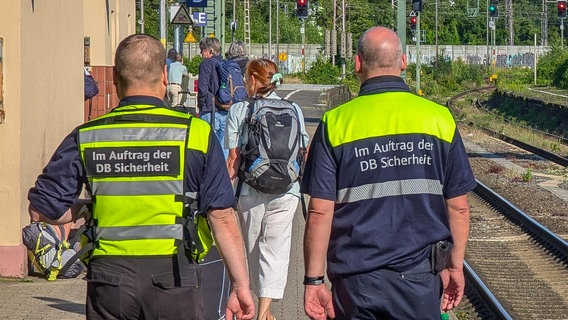 Osnabrück: Zwei Kollegen der DB Sicherheit laufen zur Ferienzeit durch den Osnabrücker Hauptbahnhof. © NDR Osnabrück Foto: Ann-Kathrin Hegger