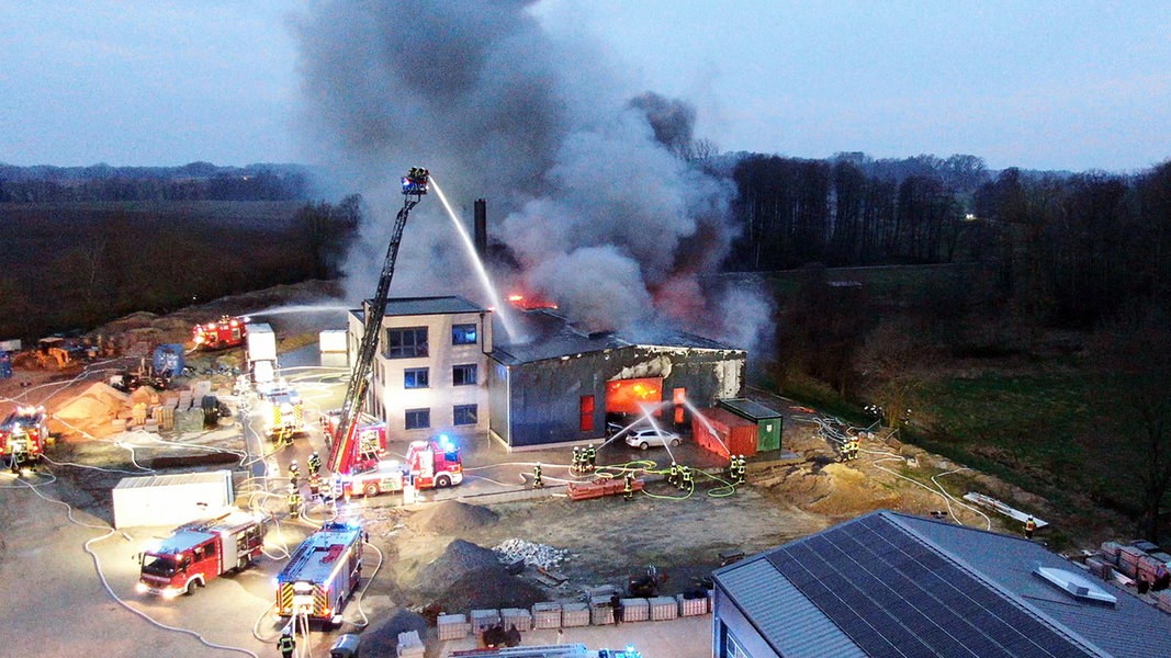 In Alfhausen steht eine Gewerbehalle in Brand.