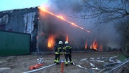 Eine Betriebshalle auf dem Gelände einer Fernwärmefirma in Alfhausen steht in Brand. © Nord-West-Media TV 