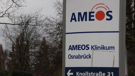 Ein Schild des Ameos Klinikums in Osnabrück. © NDR Foto: Josephine Lütke